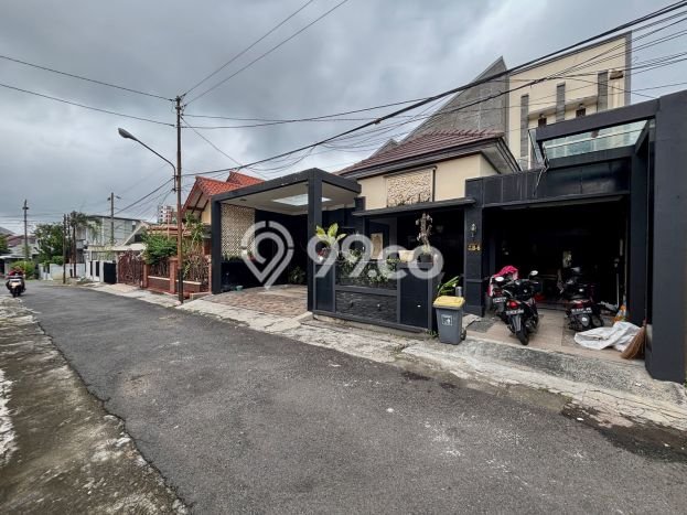Rumah Modern 6 Kamar Terawat di , Dekat Pusat Perbelanjaan, Semarang Rumah Modern 6 Kamar Terawat di , Dekat Pusat Perbelanjaan, Semarang