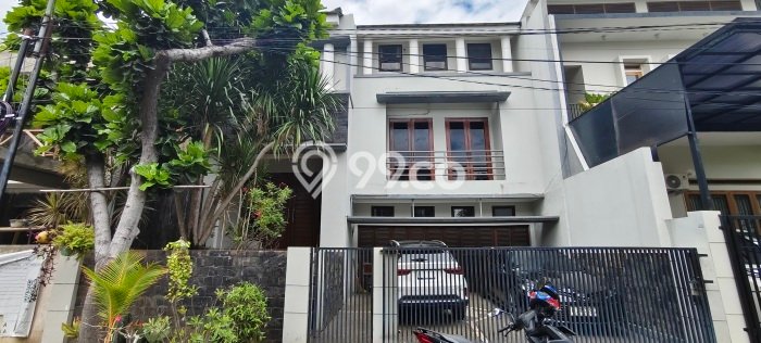 Ready to Use! Premium House LT 250m2 Desain Elegan di Meruya Ready to Use! Premium House LT 250m2 Desain Elegan di Meruya