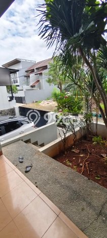 Ready to Use! Premium House LT 250m2 Desain Elegan di Meruya Ready to Use! Premium House LT 250m2 Desain Elegan di Meruya