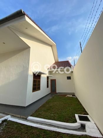 LOKASI PREMIUM! Rumah di Pasar Minggu, 3 KM, Lingkungan Tenang, Luas 200m² LB 180m² LOKASI PREMIUM! Rumah di Pasar Minggu, 3 KM, Lingkungan Tenang, Luas 200m² LB 180m²