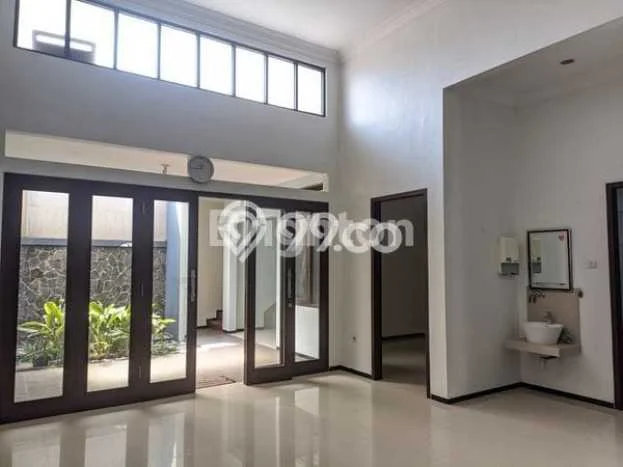 Disewakan! Rumah 5 Kamar Tidur &
3 Kamar Mandi di Balearjosari, Malang Disewakan! Rumah 5 Kamar Tidur &
3 Kamar Mandi di Balearjosari, Malang