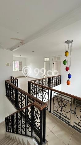 Rumah Mewah LB 200m2 Siap Huni Desain Elegan di Legenda Wisata, Jakarta Timur Rumah Mewah LB 200m2 Siap Huni Desain Elegan di Legenda Wisata, Jakarta Timur