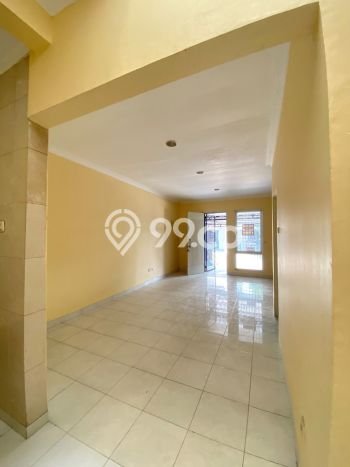 Disewakan! Rumah 3 Kamar Tidur &
2 Kamar Mandi di Kota Wisata, Jakarta Timur Disewakan! Rumah 3 Kamar Tidur &
2 Kamar Mandi di Kota Wisata, Jakarta Timur