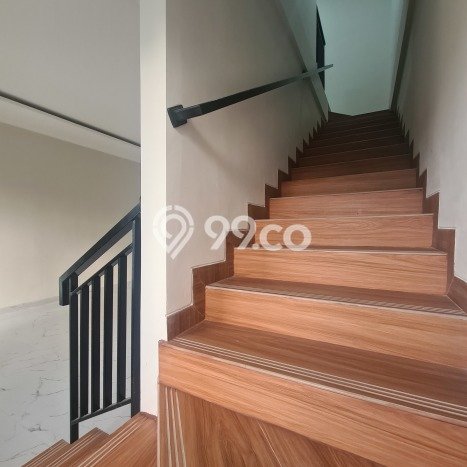 Rumah Modern 4 KT di Lebak Bulus Jakarta Selatan Semi Furnished Rumah Modern 4 KT di Lebak Bulus Jakarta Selatan Semi Furnished