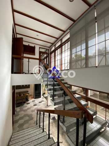 Rumah Mewah LB 300m2 Siap Pakai Desain Elegan di Setra Indah, Bandung Rumah Mewah LB 300m2 Siap Pakai Desain Elegan di Setra Indah, Bandung