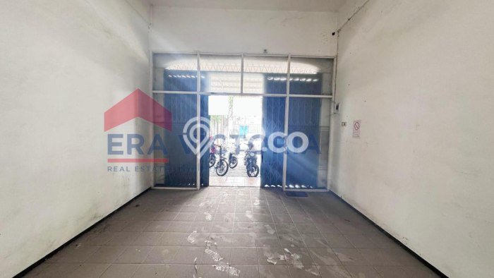 Rumah Nyaman area Blimbing, 2 KM, Lingkungan Strategis, Luas 92m2m² Bangunan 180m2m² Rumah Nyaman area Blimbing, 2 KM, Lingkungan Strategis, Luas 92m2m² Bangunan 180m2m²
