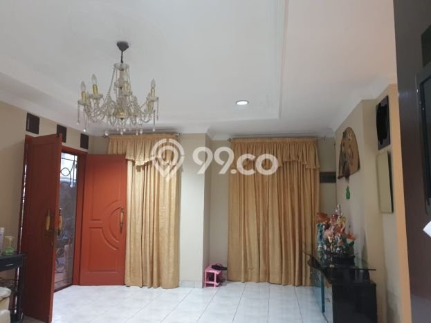 Rumah Strategis di Pusat Kota Taman Palem, Jakarta Barat - 5 Kamar Tidur Rumah Strategis di Pusat Kota Taman Palem, Jakarta Barat - 5 Kamar Tidur