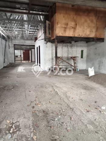 Unit Gudang Disewakan di Sudirman di Area Ramai & Strategis Unit Gudang Disewakan di Sudirman di Area Ramai & Strategis