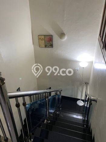 Rumah Strategis dengan Luas Tanah 160m² dan Luas Bangunan 320m² di Kawasan Puri Indah, Jakarta Barat Rumah Strategis dengan Luas Tanah 160m² dan Luas Bangunan 320m² di Kawasan Puri Indah, Jakarta Barat