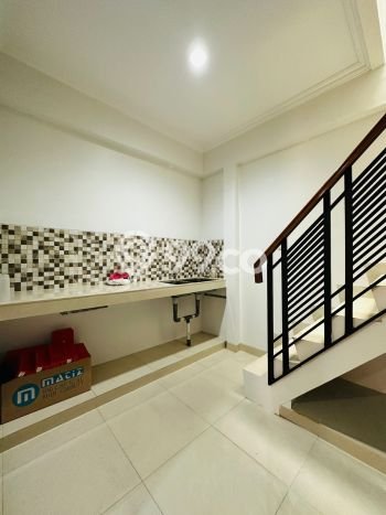 Rumah Mewah dengan Luas Tanah 90m² di Lingkungan Asri Duri Kosambi, Jakarta Barat Rumah Mewah dengan Luas Tanah 90m² di Lingkungan Asri Duri Kosambi, Jakarta Barat