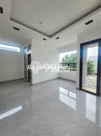 Rumah Elit Modern Tanpa Renovasi di Jati Padang Jakarta Selatan Rumah Elit Modern Tanpa Renovasi di Jati Padang Jakarta Selatan