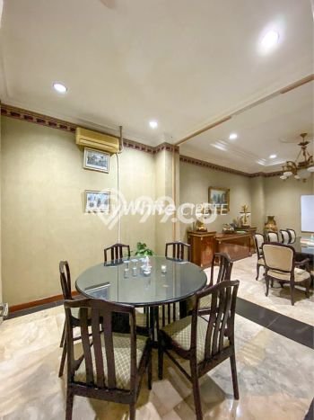 INVESTASI TEPAT! Rumah di Kebayoran Baru, LT 557m² Bangunan 1500m² INVESTASI TEPAT! Rumah di Kebayoran Baru, LT 557m² Bangunan 1500m²