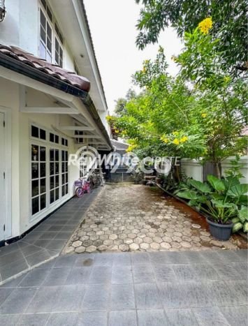 Ready to Use! Premium House LT 320m2 Desain Elegan di Cipete Ready to Use! Premium House LT 320m2 Desain Elegan di Cipete