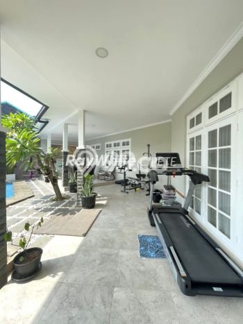 Ready to Use! Luxury House LT 1055m2 Desain Elegan di Pejaten Ready to Use! Luxury House LT 1055m2 Desain Elegan di Pejaten