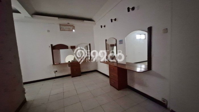 Rumah Mewah LB 220m2 Siap Huni Desain Elegan di Pulo Asem, Jakarta Timur Rumah Mewah LB 220m2 Siap Huni Desain Elegan di Pulo Asem, Jakarta Timur