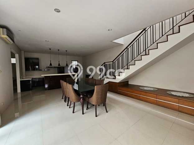 PENAWARAN TERBAIK! Rumah Strategis di , Luas 303m2m² Bangunan 500m2m² PENAWARAN TERBAIK! Rumah Strategis di , Luas 303m2m² Bangunan 500m2m²