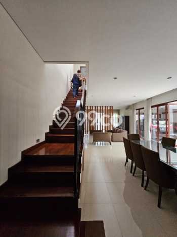 PENAWARAN TERBAIK! Rumah Strategis di , Luas 303m2m² Bangunan 500m2m² PENAWARAN TERBAIK! Rumah Strategis di , Luas 303m2m² Bangunan 500m2m²