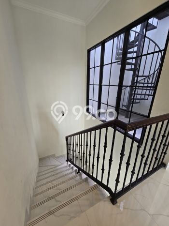 Ready to Use! Luxury House LT 123m2 Desain Elegan di BSD City Ready to Use! Luxury House LT 123m2 Desain Elegan di BSD City