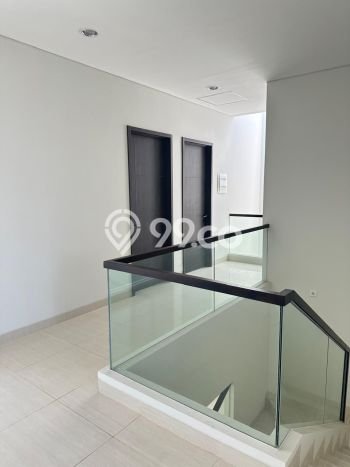 HOT DEAL! Rumah di Summarecon Bandung, 3 KM, Lingkungan Strategis, Luas 190m² Bangunan 215m² HOT DEAL! Rumah di Summarecon Bandung, 3 KM, Lingkungan Strategis, Luas 190m² Bangunan 215m²