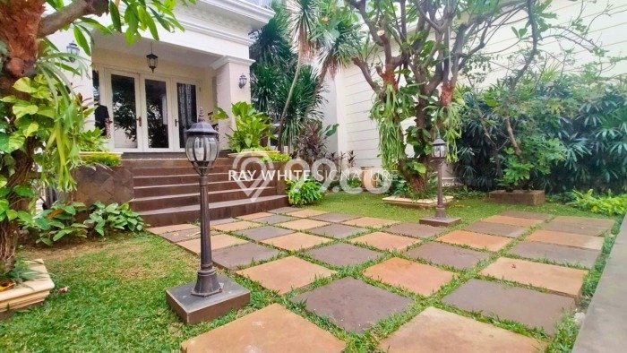 For Sale! Luxury House LT 450m2 Desain Modern di Gandaria For Sale! Luxury House LT 450m2 Desain Modern di Gandaria