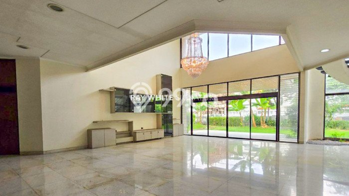 Rumah di Kebayoran Lama, 4 KT, Akses Mudah Pusat Kota, Luas 965m2m² LB 1000m2m² Rumah di Kebayoran Lama, 4 KT, Akses Mudah Pusat Kota, Luas 965m2m² LB 1000m2m²