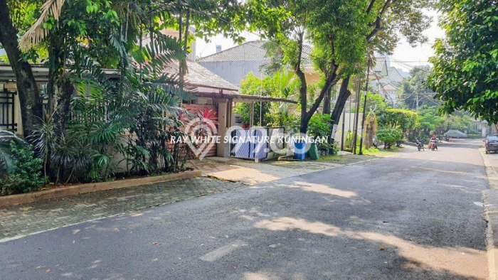 Rumah Eksklusif Siap Huni LT 244m2 di Kebayoran Baru, Jakarta Selatan Rumah Eksklusif Siap Huni LT 244m2 di Kebayoran Baru, Jakarta Selatan