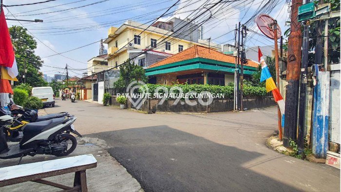 For Sale! Luxury House LT 323m2 Desain Elegan di Karet For Sale! Luxury House LT 323m2 Desain Elegan di Karet