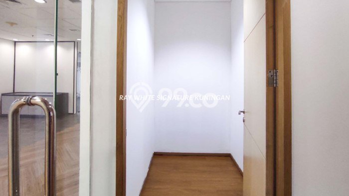 Kantor Disewa di Sudirman, Jakarta Selatan, LT 300m2 / LB 300m2 Kantor Disewa di Sudirman, Jakarta Selatan, LT 300m2 / LB 300m2