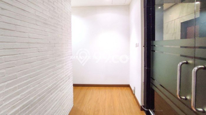 Kantor Disewa di Sudirman, Jakarta Selatan, LT 300m2 / LB 300m2 Kantor Disewa di Sudirman, Jakarta Selatan, LT 300m2 / LB 300m2