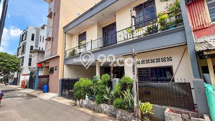 Dijual Rumah Kost di Setiabudi, Jakarta Selatan, 15 KT, 15 KM, Bangunan 300m2 Dijual Rumah Kost di Setiabudi, Jakarta Selatan, 15 KT, 15 KM, Bangunan 300m2