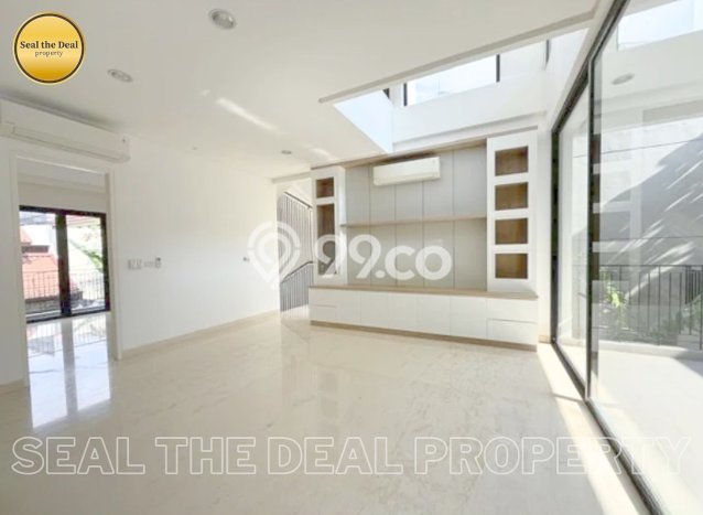 Disewakan Rumah Strategis LT 300m2 / LB 700m2 di Senopati, Jakarta Selatan Disewakan Rumah Strategis LT 300m2 / LB 700m2 di Senopati, Jakarta Selatan