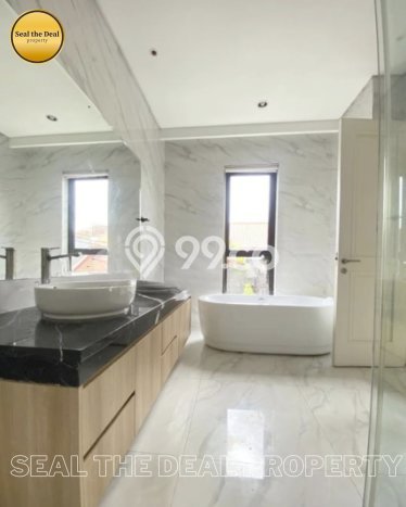 Disewakan Rumah Strategis LT 300m2 / LB 700m2 di Senopati, Jakarta Selatan Disewakan Rumah Strategis LT 300m2 / LB 700m2 di Senopati, Jakarta Selatan