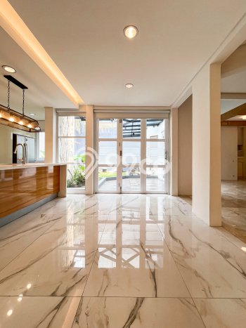 Hunian Modern dengan LT 412m2 & LB 450m2 Dikontrakkan di Pondok Indah Hunian Modern dengan LT 412m2 & LB 450m2 Dikontrakkan di Pondok Indah