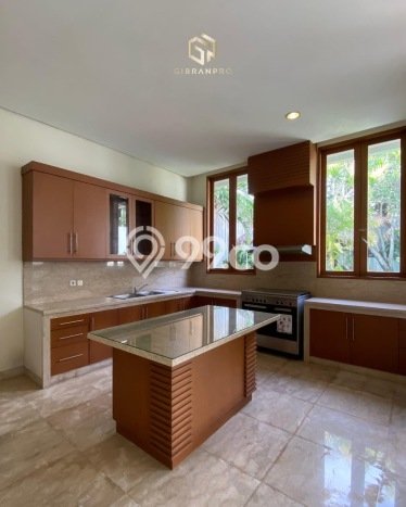 Disewakan Rumah Strategis di Kemang LT 674m2 / LB 600m2 Siap Huni Disewakan Rumah Strategis di Kemang LT 674m2 / LB 600m2 Siap Huni