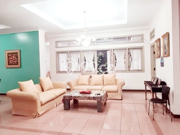 Rumah Mewah LB 412m2 Siap Pakai Desain Elegan di Ciateul, Bandung Rumah Mewah LB 412m2 Siap Pakai Desain Elegan di Ciateul, Bandung