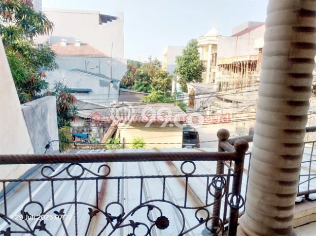 Rumah sewa siap huni 3 KT di Taman Palem, Jakarta Barat Rumah sewa siap huni 3 KT di Taman Palem, Jakarta Barat