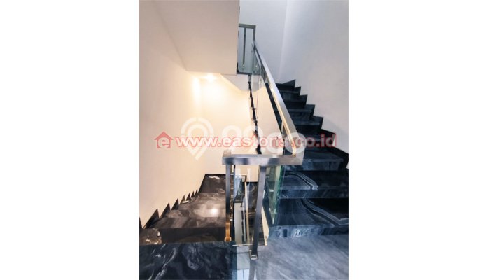 Rumah Elit Modern Siap Huni di Taman Surya Jakarta Barat Rumah Elit Modern Siap Huni di Taman Surya Jakarta Barat