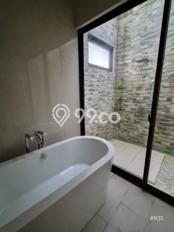 Rumah Eksklusif Siap Huni LT 250m2 di BSD Green Wich, Tangerang Rumah Eksklusif Siap Huni LT 250m2 di BSD Green Wich, Tangerang