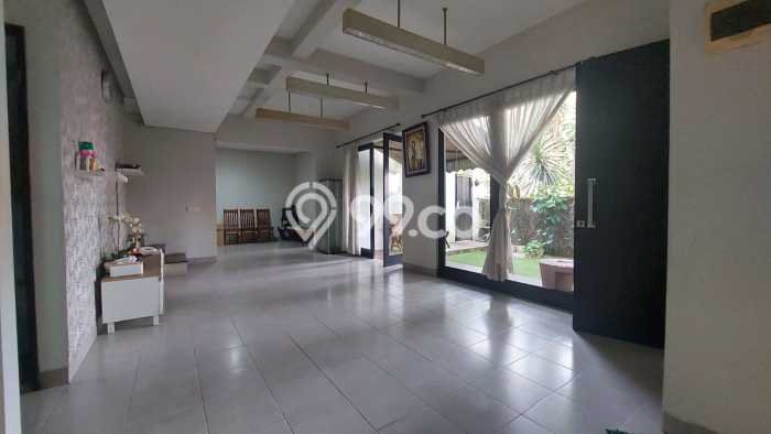Jual Cepat Rumah dengan Luas Tanah 132m² dan Luas Bangunan 150m² di Kawasan Bintaro, Tangerang Selatan Jual Cepat Rumah dengan Luas Tanah 132m² dan Luas Bangunan 150m² di Kawasan Bintaro, Tangerang Selatan