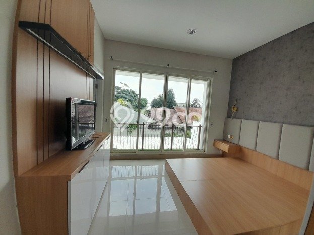 Jual Rumah Eksklusif 4 KT di BSD Nusaloka, Tangerang Jual Rumah Eksklusif 4 KT di BSD Nusaloka, Tangerang