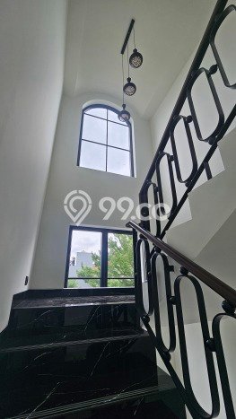 Ready to Use! Premium House LT 200m2 Desain Elegan di BSD Ready to Use! Premium House LT 200m2 Desain Elegan di BSD