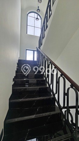 Ready to Use! Premium House LT 200m2 Desain Elegan di BSD Ready to Use! Premium House LT 200m2 Desain Elegan di BSD