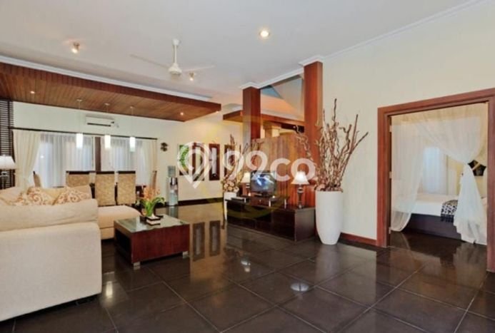 Rumah Siap Pakai di Petitenget, Badung, LT 384m² LB 400m² Rumah Siap Pakai di Petitenget, Badung, LT 384m² LB 400m²