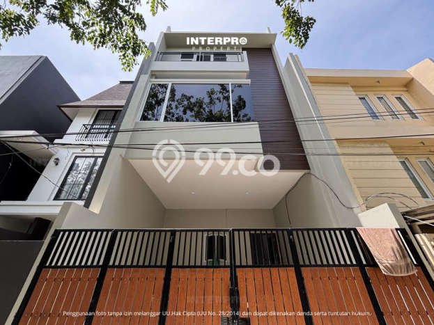 Rumah Mewah LB 185m2 Siap Pakai Desain Elegan di Taman Ratu, Jakarta Barat Rumah Mewah LB 185m2 Siap Pakai Desain Elegan di Taman Ratu, Jakarta Barat
