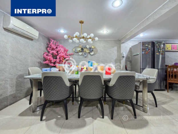 Rumah Elit LB 300m2 Siap Huni Desain Elegan di Duri Kepa, Jakarta Barat Rumah Elit LB 300m2 Siap Huni Desain Elegan di Duri Kepa, Jakarta Barat