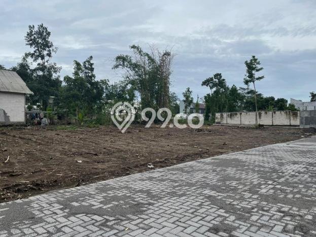 Tanah Strategis di Sleman, Luas 300m², Ideal untuk Perumahan Tanah Strategis di Sleman, Luas 300m², Ideal untuk Perumahan