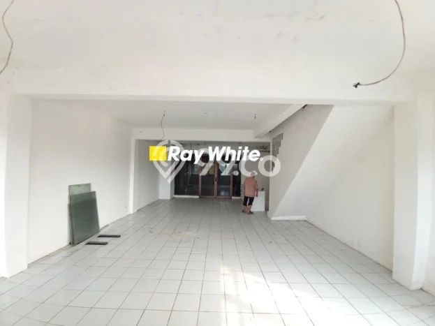 Ruko Dijual di Jakarta Barat LT 90m2 & LB 360m2 Lokasi Terbaik! Ruko Dijual di Jakarta Barat LT 90m2 & LB 360m2 Lokasi Terbaik!