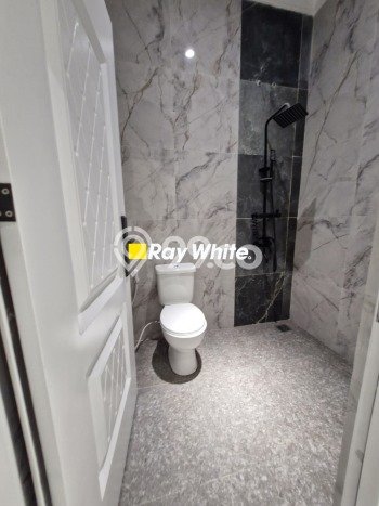 Rumah Elit Modern Tanpa Renovasi di Joglo Jakarta Barat Rumah Elit Modern Tanpa Renovasi di Joglo Jakarta Barat