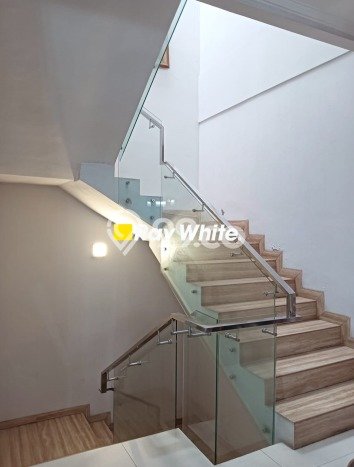 Jual Rumah Luas Megah Dengan View Cantik di Meruya, Jakarta Barat Jual Rumah Luas Megah Dengan View Cantik di Meruya, Jakarta Barat