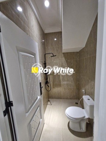 Rumah Elit Modern Tanpa Renovasi di Joglo Jakarta Barat Rumah Elit Modern Tanpa Renovasi di Joglo Jakarta Barat